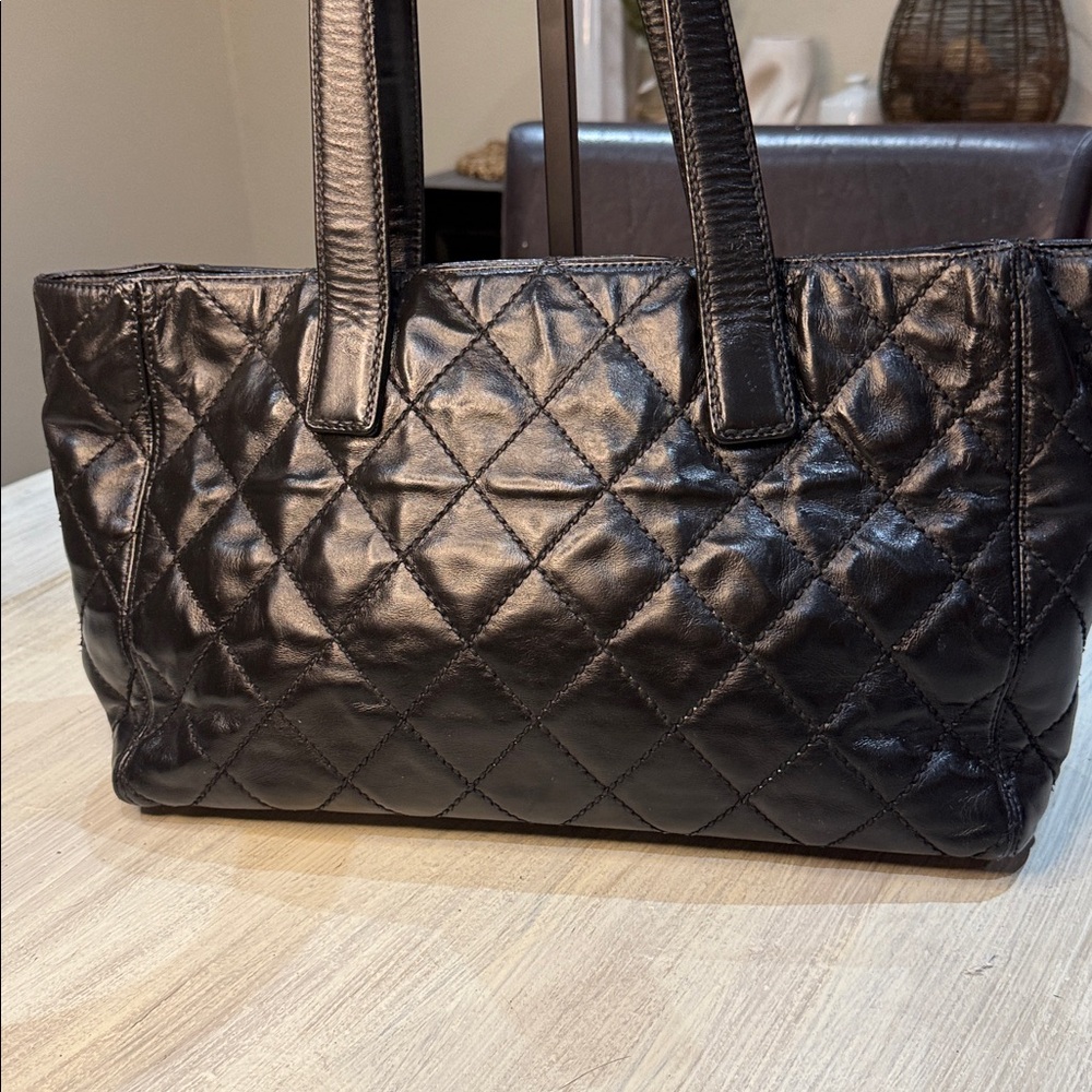 CHANEL Black Quilted Handbag with Gold Accent - Picture 5 of 13